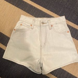 Light blush washed high rise Levi shorts